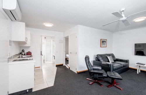 Nelson Hotel | Relax at Palms Motel: 4-Star Retreat with Pool & Dining
