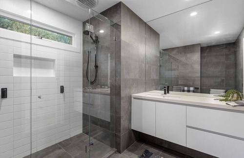 Rye House | Relax at Palms on Hardy: Oceanfront Resort Getaway