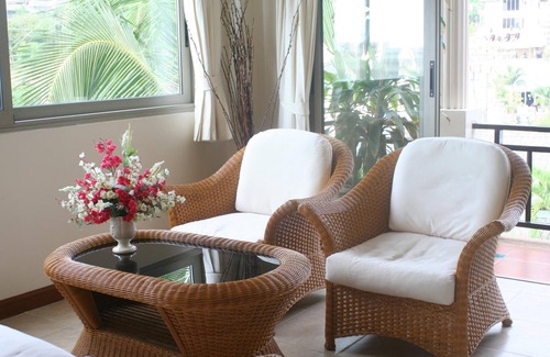 Nanai Road Hotel | Discover Palmview Resort: Family-Friendly with Pool & Dining