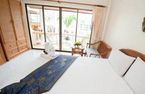 Nanai Road Hotel | Discover Palmview Resort: Family-Friendly with Pool & Dining