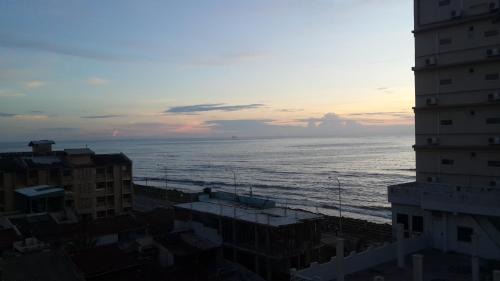 Bambalapitiya Hotel | Palmyrah Residencies: Oceanfront Escape with Top Amenities