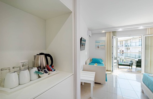 Gouvia Hotel | Gouvia's Palotel Design: Family-Friendly Retreat with Pool