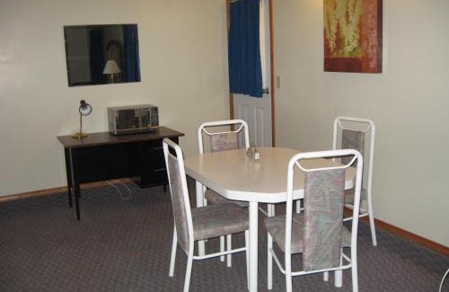Medicine Hat Hotel | Pet-Friendly Pals Motel and RV Park - Family Friendly Stay