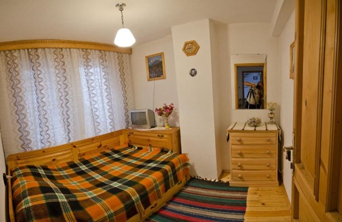 Chepelare House | Guest Rated: Palyongov Guest House with Pet-Friendly Amenities
