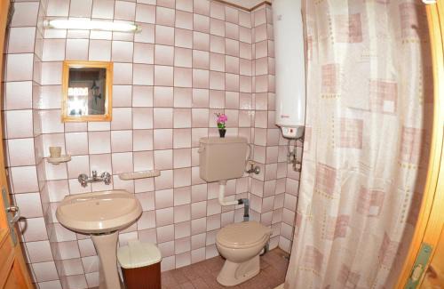Chepelare House | Guest Rated: Palyongov Guest House with Pet-Friendly Amenities