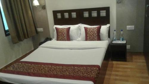 New Delhi House | Cozy Pamposh Guest House in GK II Market with Breakfast