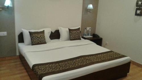 New Delhi House | Cozy Pamposh Guest House in GK II Market with Breakfast