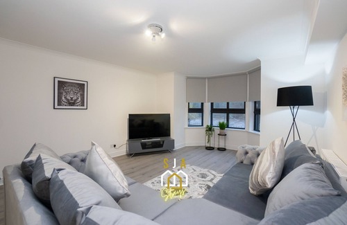 Central Aberdeen Apartment | River View Retreat: Panacotta House in Aberdeen Awaits