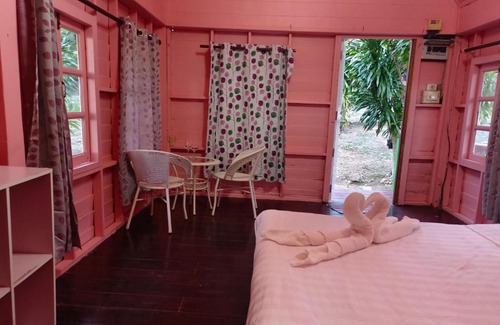 Thong Krut Hotel | Pet-Friendly Panasak Resort with Breakfast and Kitchenette