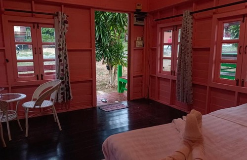 Thong Krut Hotel | Pet-Friendly Panasak Resort with Breakfast and Kitchenette