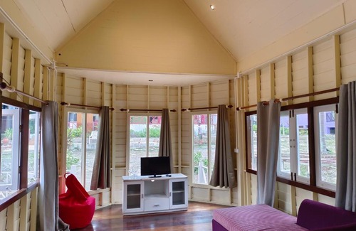 Thong Krut Hotel | Pet-Friendly Panasak Resort with Breakfast and Kitchenette