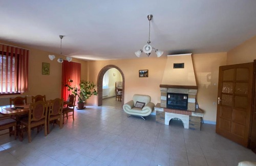 Jaszbereny House | Family-Friendly Panda Vendégszállás with Pet Amenities
