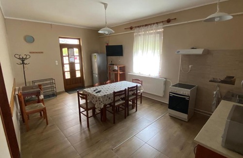 Jaszbereny House | Family-Friendly Panda Vendégszállás with Pet Amenities