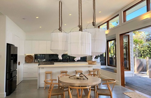 Avalon Beach House | Pandanus - Oceanfront Hidden Hideaway with Pool Access