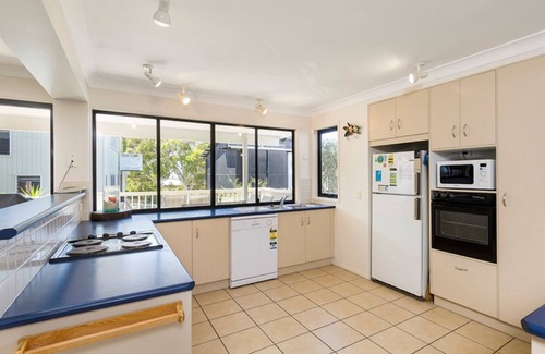 Point Lookout Hotel | Family-Friendly Pandanus Palms Holiday Resort with Pool & Dining