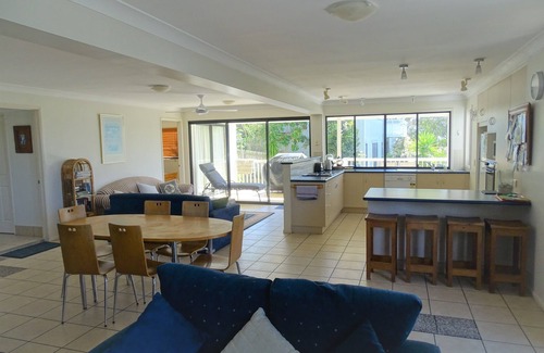 Point Lookout Hotel | Family-Friendly Pandanus Palms Holiday Resort with Pool & Dining