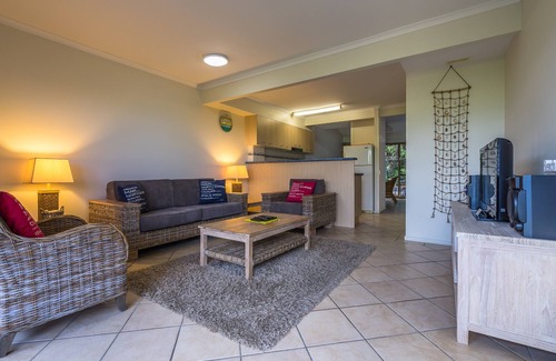 Point Lookout Hotel | Family-Friendly Pandanus Palms Holiday Resort with Pool & Dining