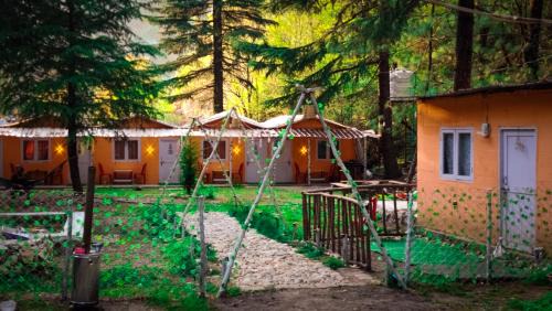 Kasol Hotel | Pet-Friendly Stay at Pandora Riverside Cafe: Rated 9.1!