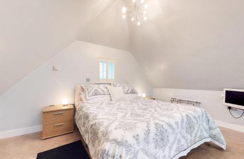 Braintree Apartment | Panfield House: Guest Rated 9.9, Family-Friendly Getaway