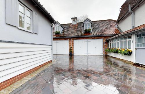 Braintree Apartment | Panfield House: Guest Rated 9.9, Family-Friendly Getaway