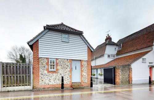 Braintree Apartment | Panfield House: Guest Rated 9.9, Family-Friendly Getaway