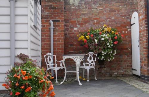Braintree Apartment | Panfield House: Guest Rated 9.9, Family-Friendly Getaway