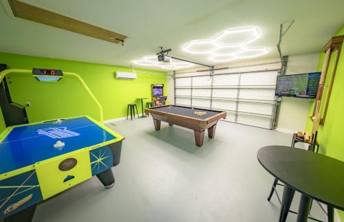 Thomas Drive House | Panhandle Paradise, Heated Pool, Hot Tub, Mini & Disc Golf, Game Room