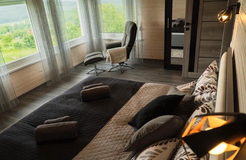 Mencshely Apartment | Experience Panoráma Borbirtok: Family-Friendly Getaway