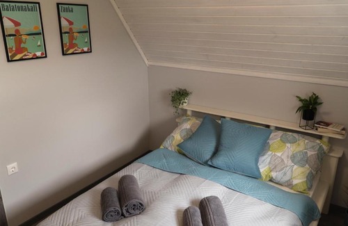 Mencshely Apartment | Experience Panoráma Borbirtok: Family-Friendly Getaway