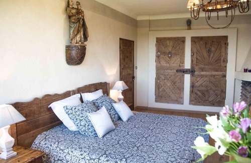 Villeneuve-les-Avignon Bed & Breakfast | Scenic Panoramic Suite with River View and Pool Access