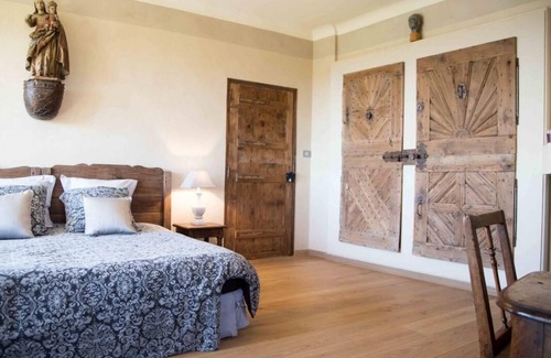 Villeneuve-les-Avignon Bed & Breakfast | Scenic Panoramic Suite with River View and Pool Access