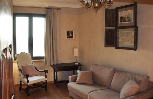 Villeneuve-les-Avignon Bed & Breakfast | Scenic Panoramic Suite with River View and Pool Access