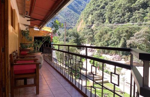 Aguas Calientes Bed & Breakfast | Inviting Panorama B&B: Family-Friendly with Breakfast Included