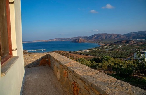 Vigla Villa | Top-Rated Panorama Family House: Ideal for Kids & Parents