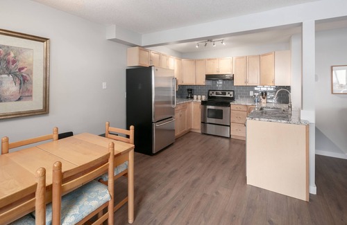 East Kootenay House | Cozy Panorama Horsethief Lodge Condo with Pool & Hot Tub
