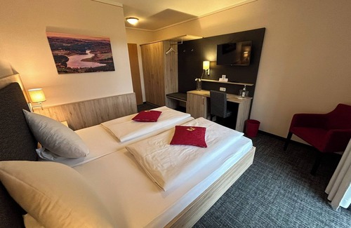 Gutenland Hotel | Indulge at Panorama-Hotel Am See with Spa & Pool Access