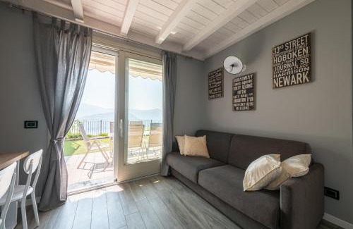 Parzanica Apartment | Panorama: Oceanfront Retreat with Pool & Kid-Friendly Fun