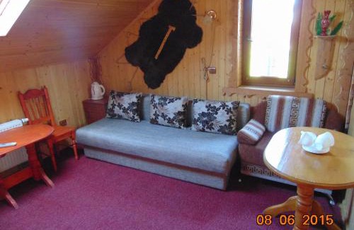 Yablunytsya House | Inviting Panorama Karpat: Beachfront Relaxation Awaits