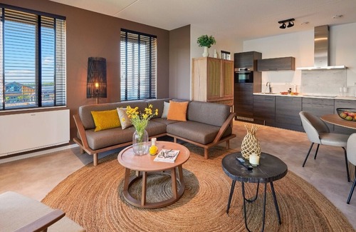Thorn Apartment | Panorama Lake View Apartment: Rated 10/10 with Oceanfront Perks