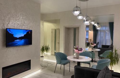 Petrovskoye Apartment | Elegant Panorama Apartment in Historic City Centre