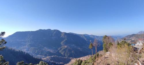Nathia Gali Apartment | Panorama House: Family-Friendly Retreat with Great Amenities