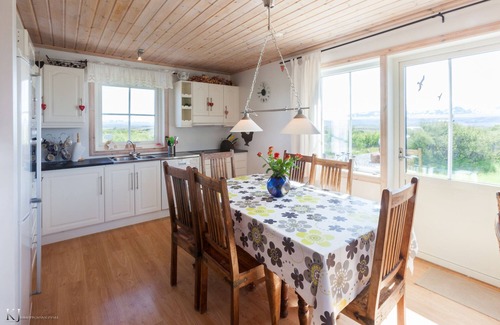 Borgarnes Cottage | Unforgettable Panorama Mountain Views with Hot Tub Retreat