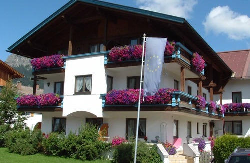 Tannheim Apartment | Inviting Panorama No. 10 - Family-Friendly Apartment House