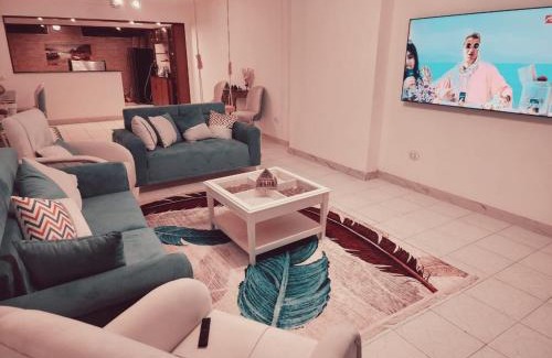 Al-Muntazah Apartment | Scenic Oceanfront Retreat at Domino's House - 4-Star Stay