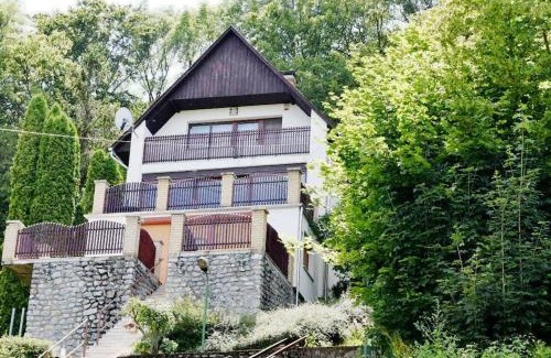 Bukkszentkereszt Apartment | Cozy Holiday Home in the Buchen Mountains, Pet Friendly