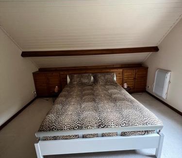 Sint-Gillis-Waas Villa | Relaxing Oceanfront Bungalow in Sint Gillis-Waas