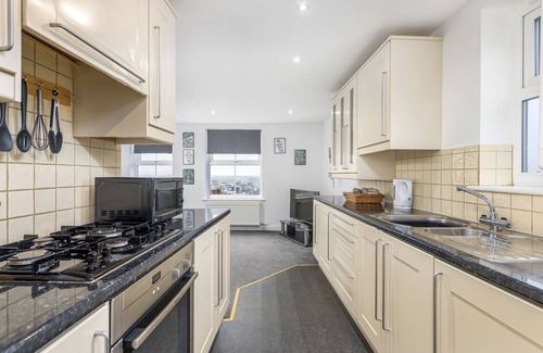 Lincoln Apartment | City View 2 Bed Apartment with Free Parking & Top Rating