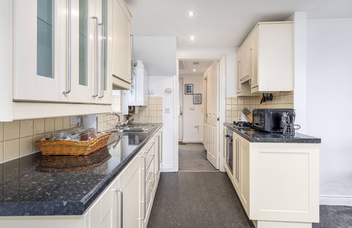 Lincoln Apartment | City View 2 Bed Apartment with Free Parking & Top Rating