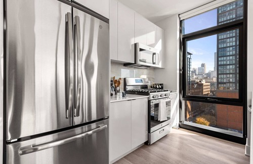 West Loop Apartment | Cloud9 Rooftop Retreat with Firepits Near United Center