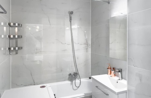 Veytaux Apartment | Inviting Panoramic Garden Studio with Family-Friendly Amenities